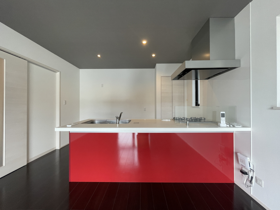 真っ赤なキッチンがアクセント