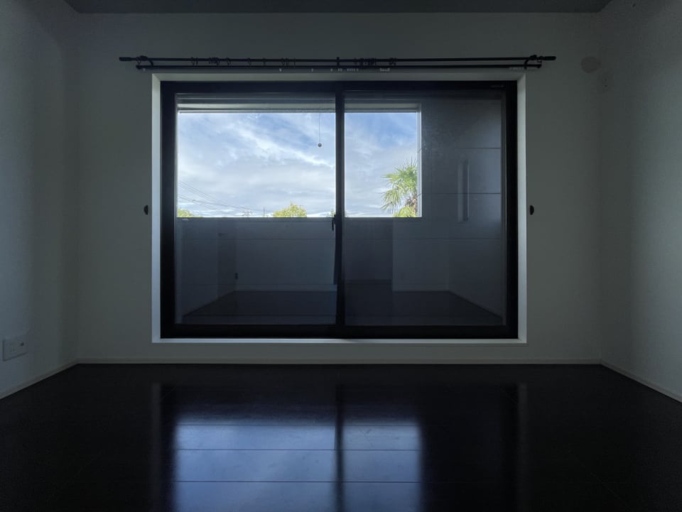 このお部屋側にもバルコニーがあります