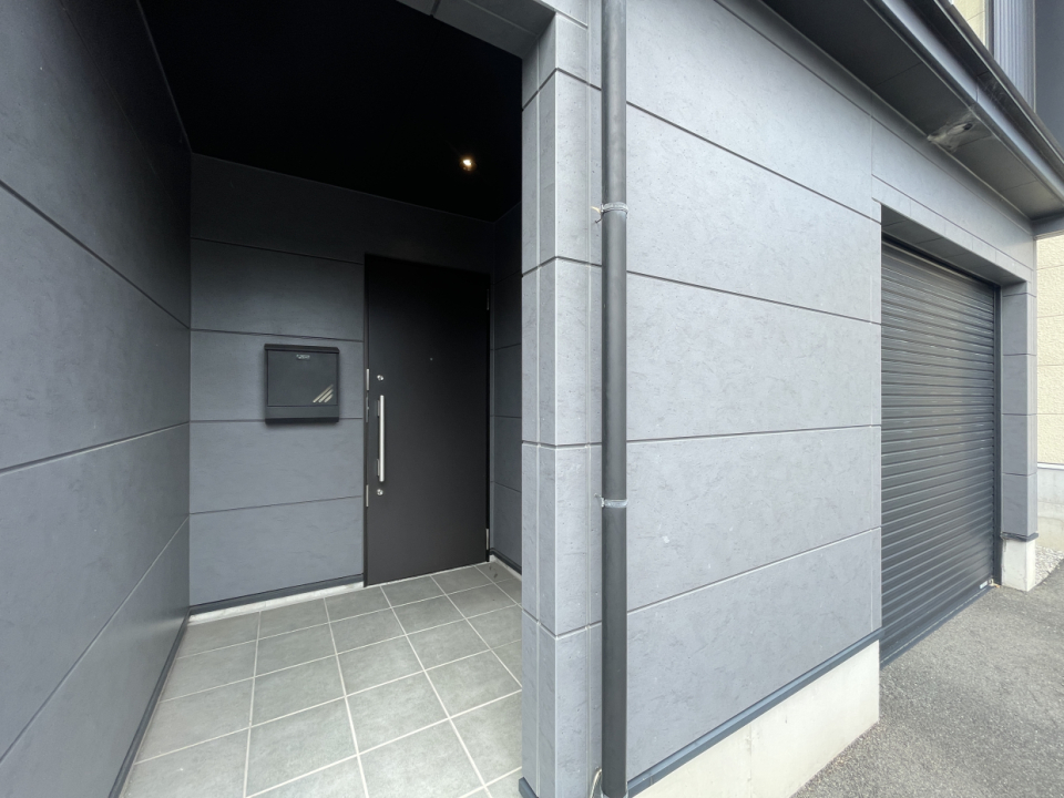 玄関ポーチ。目隠しで若干壁に囲われているのがいい