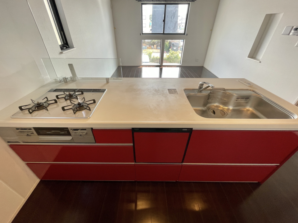 幅2400のシステムキッチンは、3口コンロにグリル、そして食洗機付き