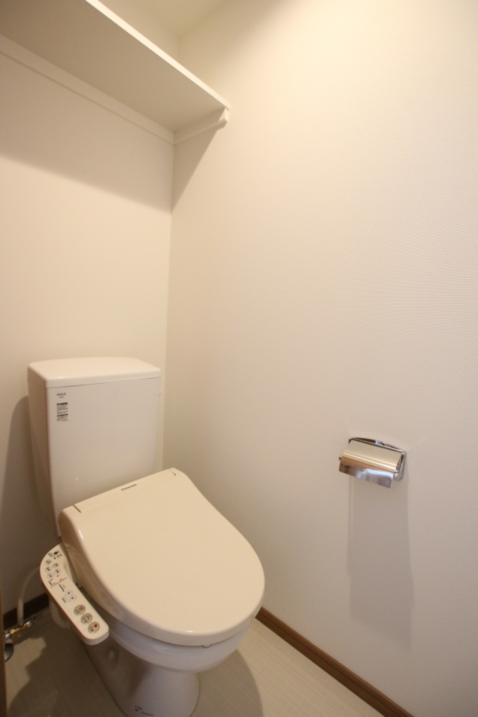 トイレは棚付き。
