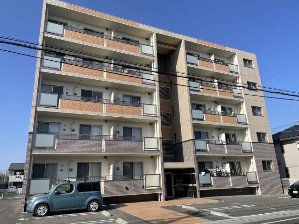 近くには小学校や中学校があるエリア。