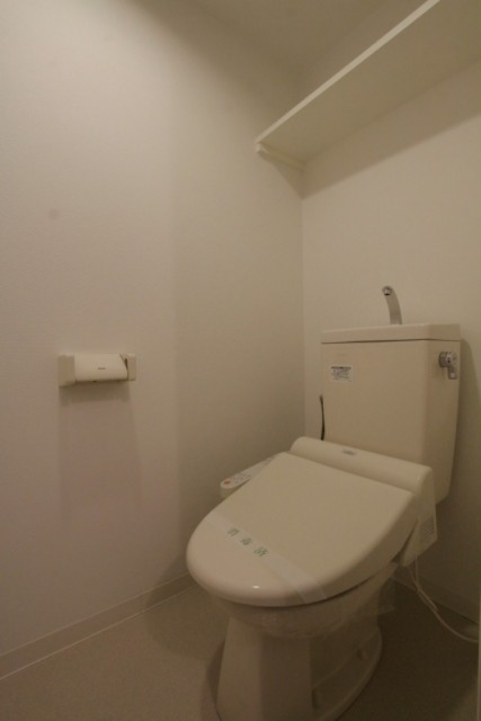 トイレは頭上に棚あり。