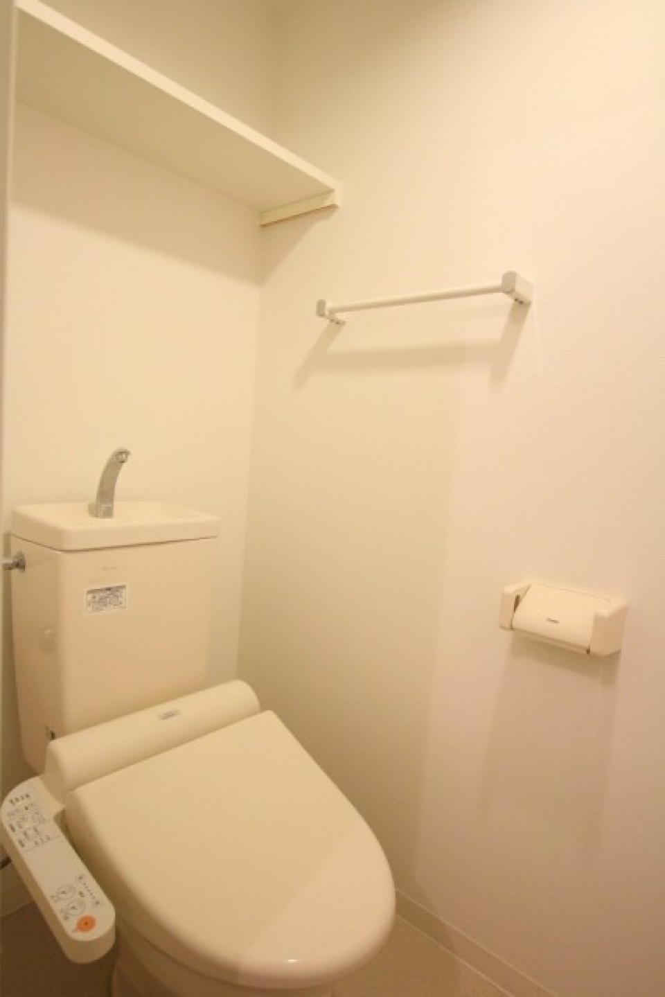 トイレです。頭上に棚あり。