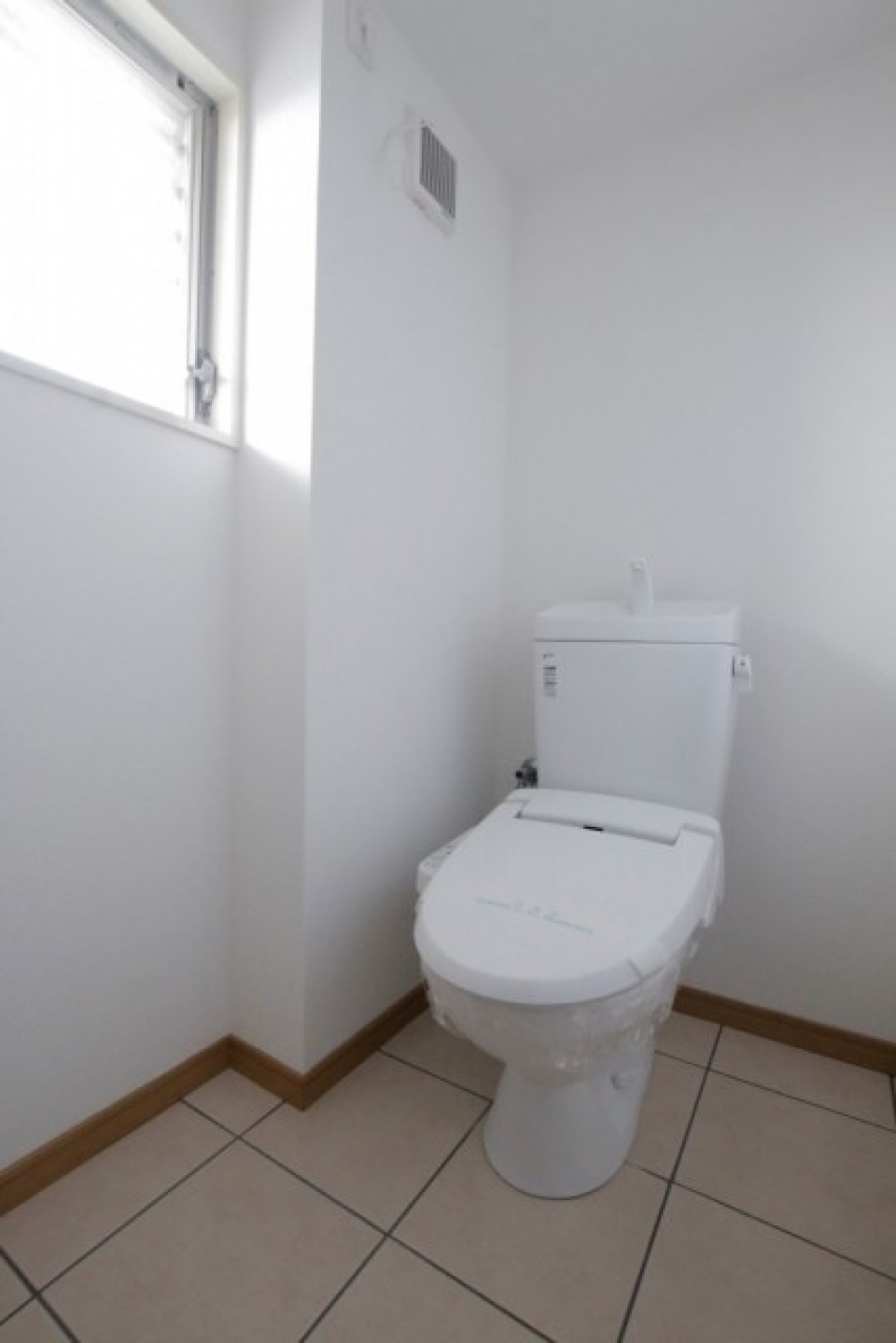 トイレは窓付き明るく広い。
