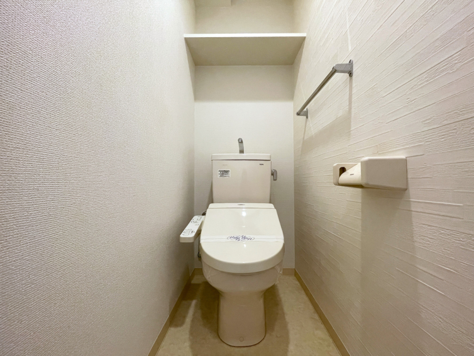 トイレは棚付き