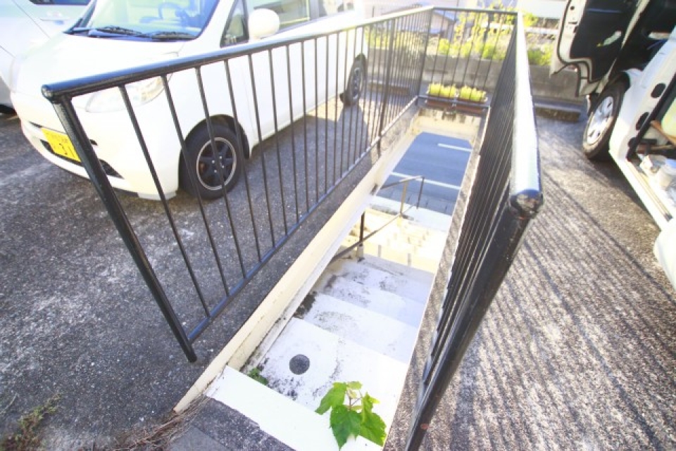道路へと出る階段。
