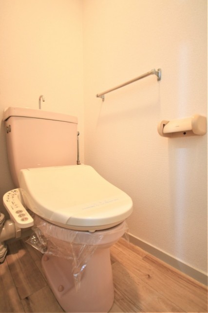 トイレは温水洗浄便座に。