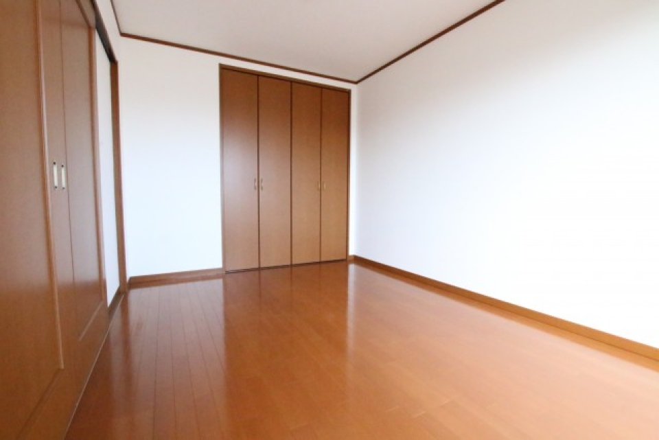 洋室6.9帖。クローゼット＆バルコニーついています。