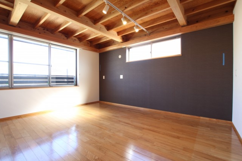 ここから2階のお部屋です。まずは10.5帖の洋室。梁が美しい！