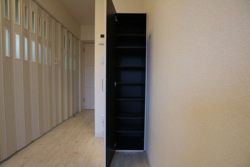 洋室内に鏡付きの収納棚もあります。