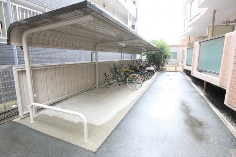 建物の裏に駐輪場があります。