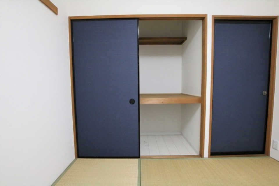 振り返ると紺色のふすまの収納があります。扉も裏面は同じ紺色です。