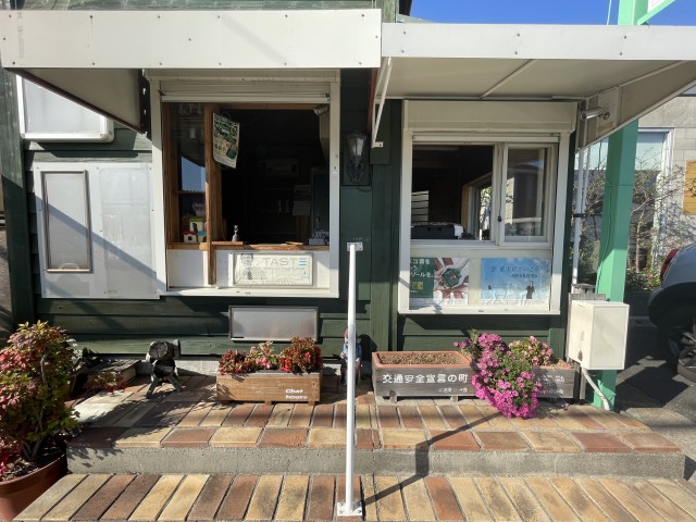 この小窓からお客様とやり取りします。