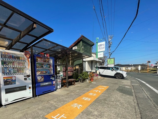 自販機利用者のための停車スペース。いい風景。※スマホ操作は禁止