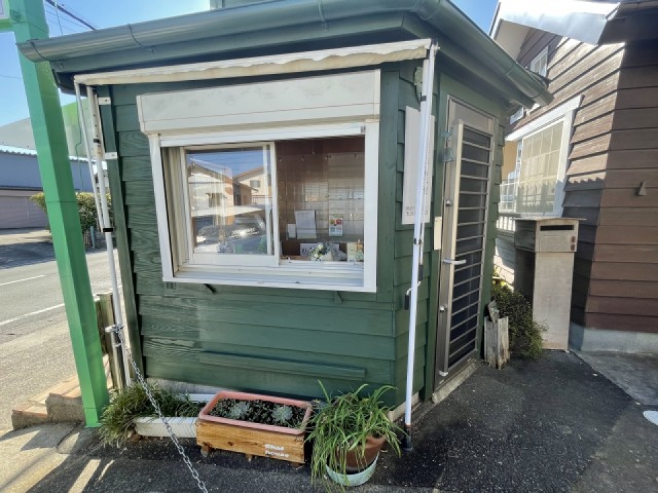 建物裏手にまわると裏口があります。