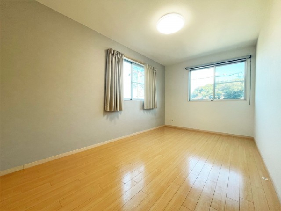 洋室は2部屋とも7.5帖とゆとりのある広さです