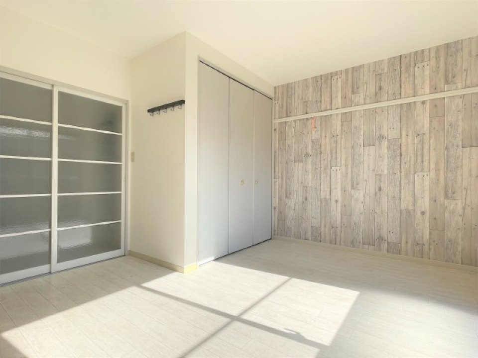 白が基調の洋室