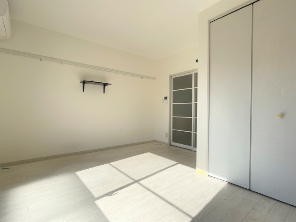 洋室にはしっかり収納も