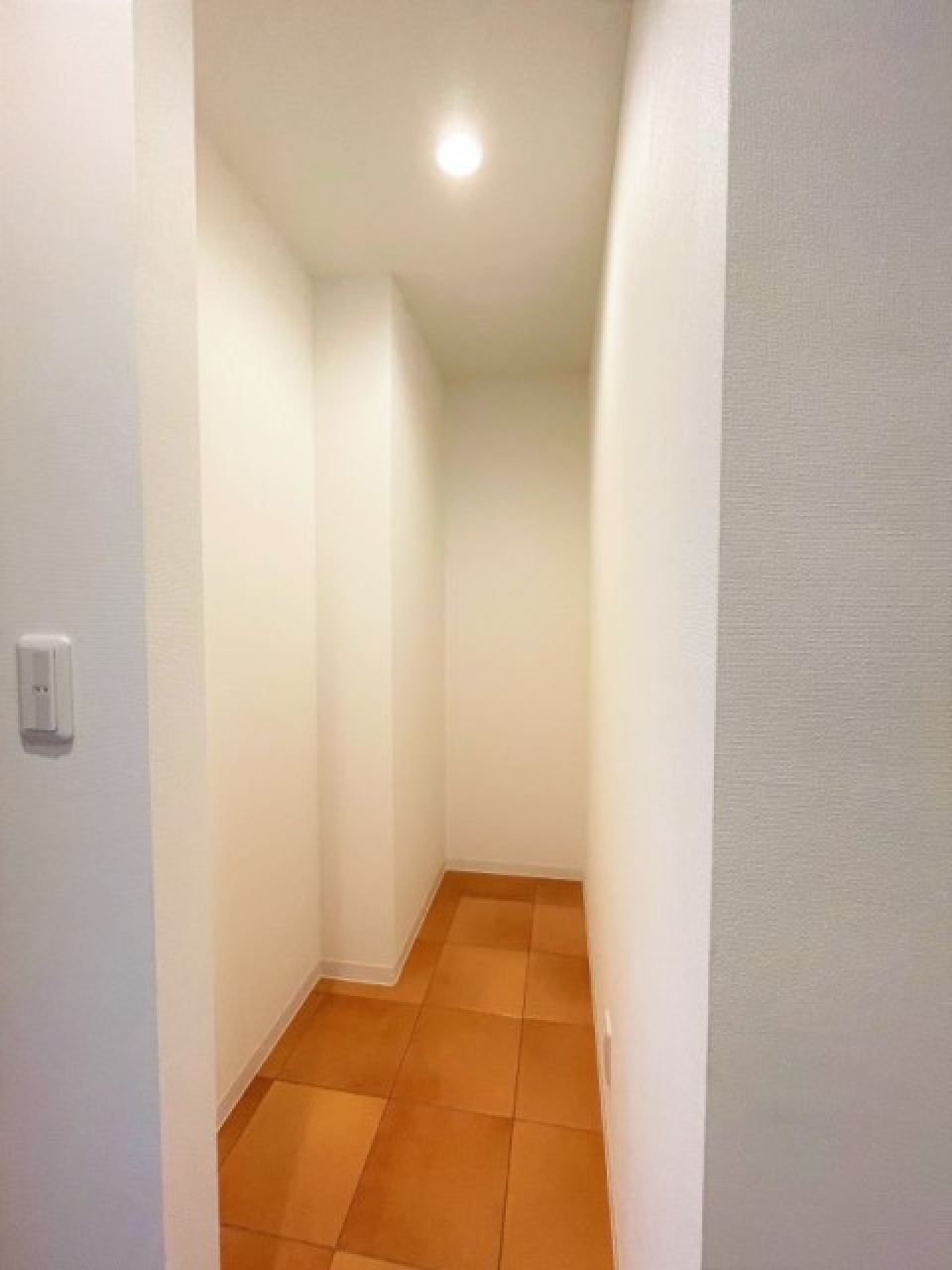 納戸です。扉はありませんのでオシャレに収納しましょう。