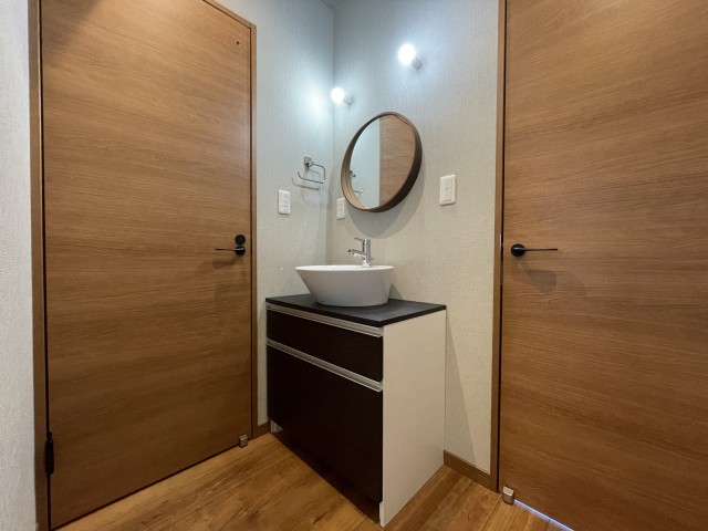 2階トイレ前の洗面台。おしゃれ～。