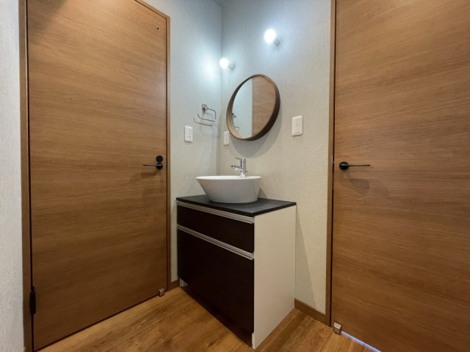 2階トイレ前の洗面台。おしゃれ～。