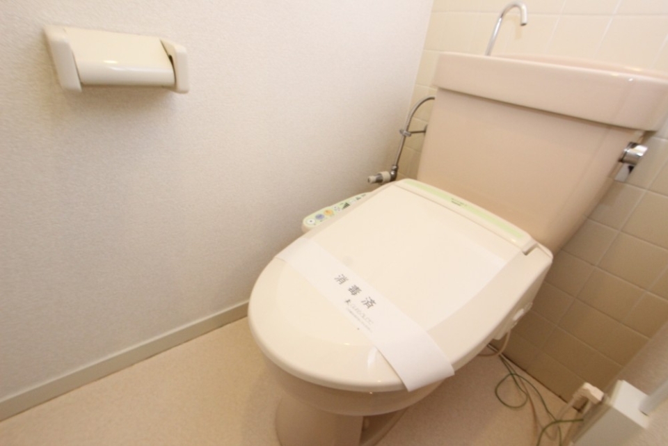 トイレはシャワートイレ。