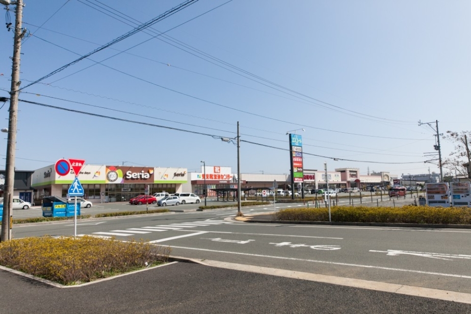 家の目の前に、遠鉄ストアや杏林堂などのお店があり、とっても便利。