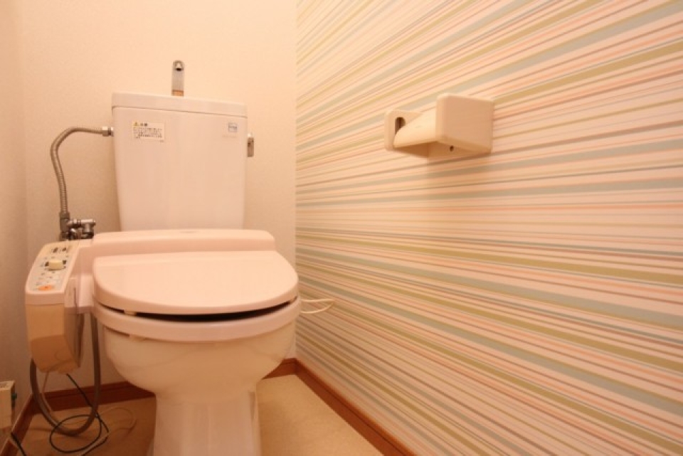 トイレはシャワー付き。壁がカラフルで可愛い