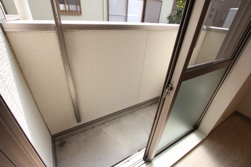 バルコニーは小さめ。物干用のフックが付いています