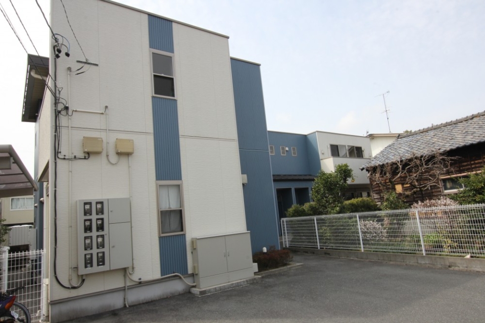 白×青のアパート外観。共有廊下がないので外見すっきりです