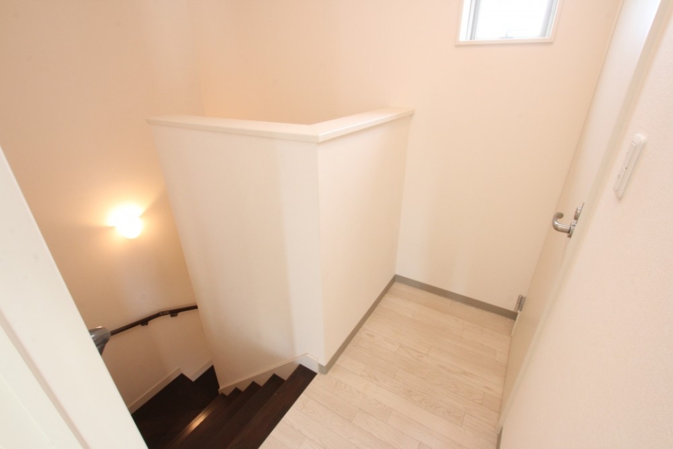 階段を上りきったところ。右の扉はトイレです