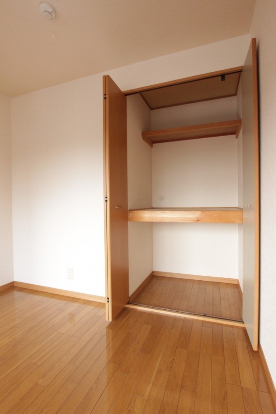 小さいが収納もついている。