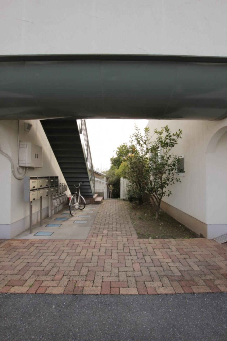 ２棟連結する渡り廊下にはパイプシャフトを包むように鉄の半円が。