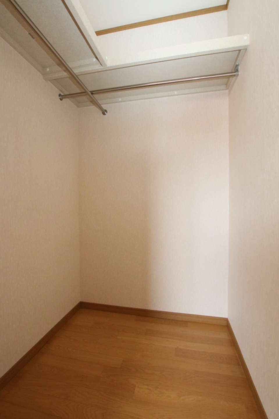 そして小さめですがウォークインクローゼットあります。