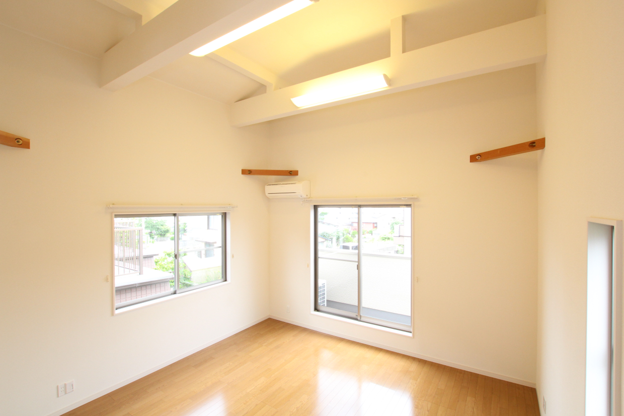 南向き、3面採光で明るい◎梁や筋交いがお部屋のアクセントになっています