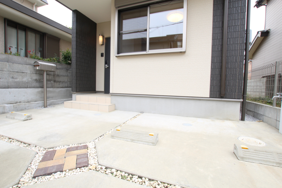 建物前に舗装駐車場