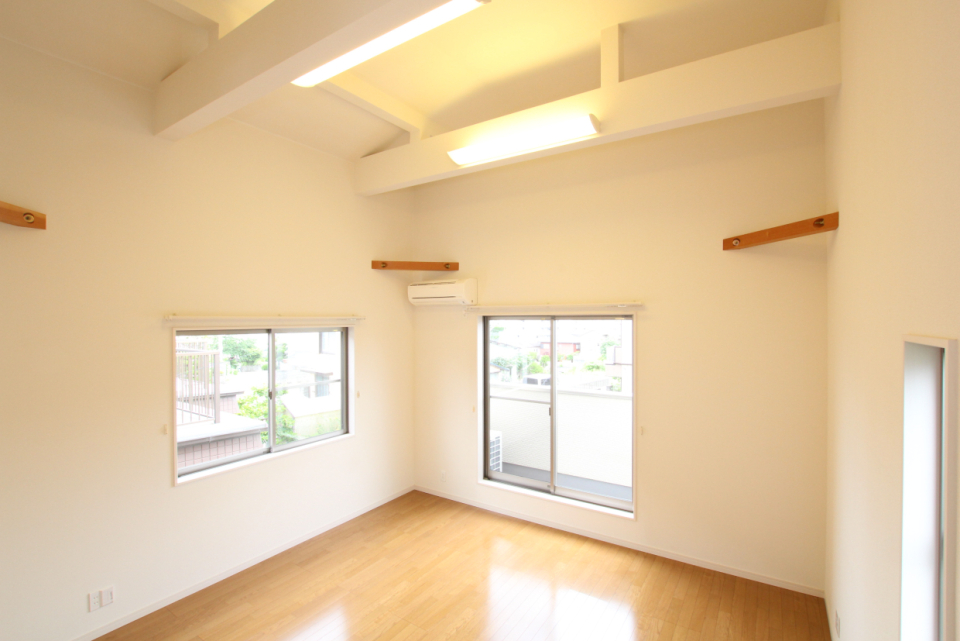 南向き、3面採光で明るい◎梁や筋交いがお部屋のアクセントになっています