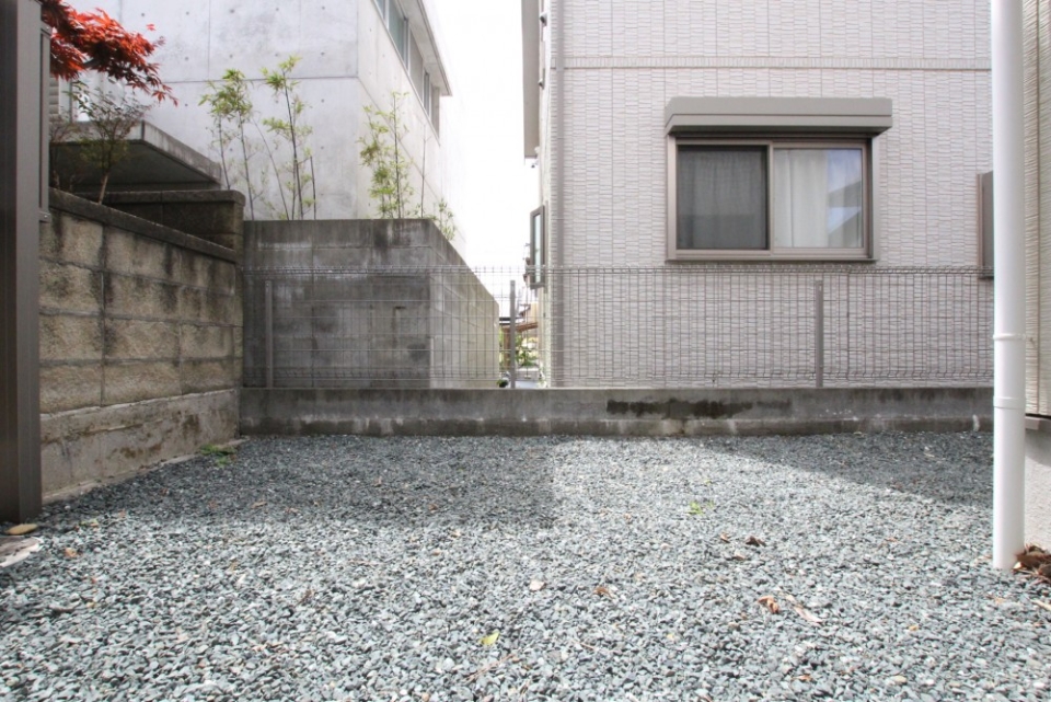 防犯対策で砂利敷きの専用庭