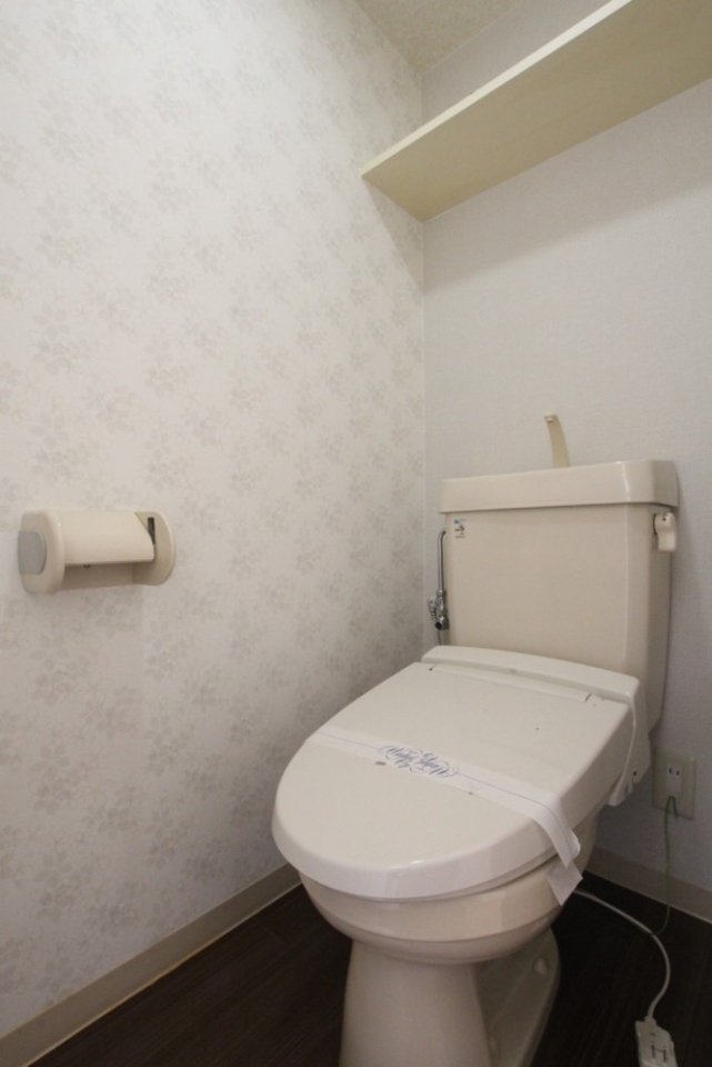 トイレはシャワートイレ付き。