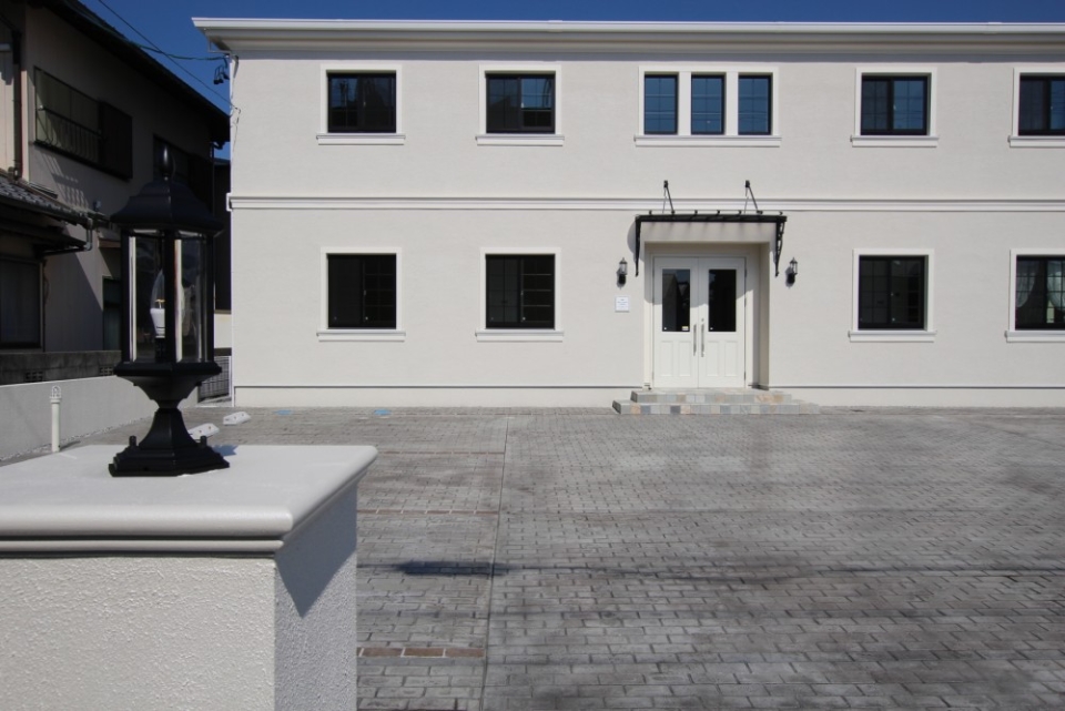 高級住宅地・山手の貴賓さに調和した外観。