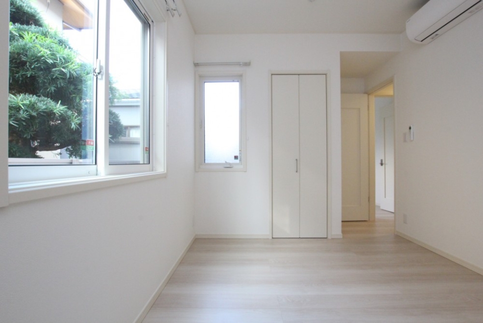 洋室はシンプルながらも暗がりにならないように採光窓を多めに。