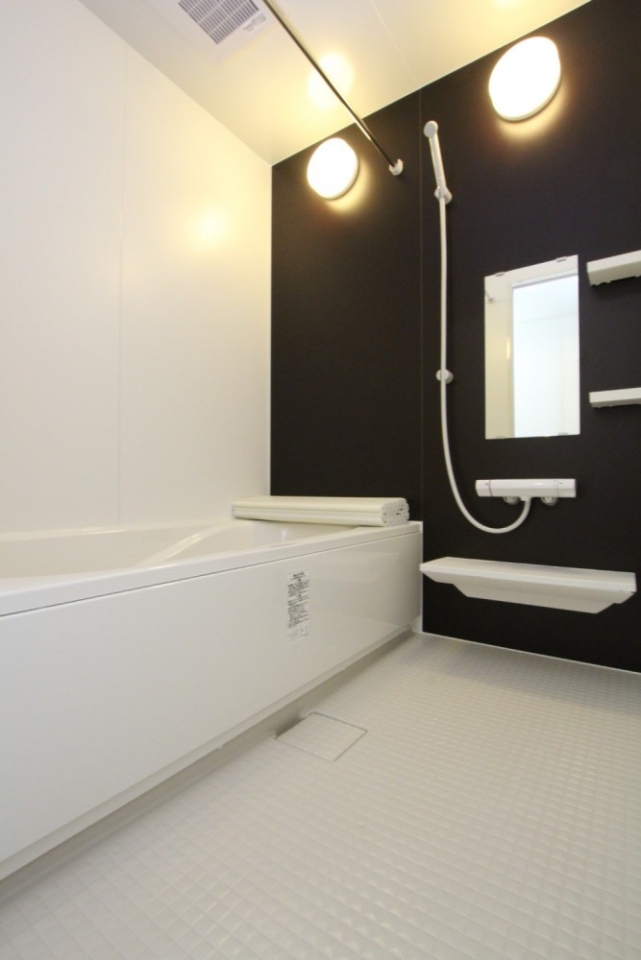 お風呂で取り入れるモダンなブラウン。ファミリーには必須の大きな浴槽。