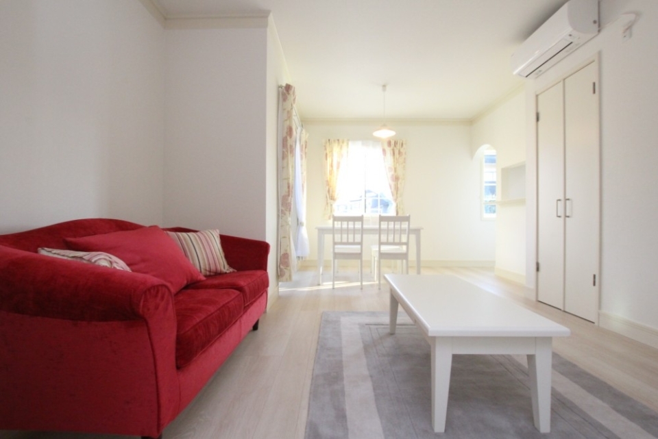 ホワイトベースのお部屋はビビットな家具が際立ちます。