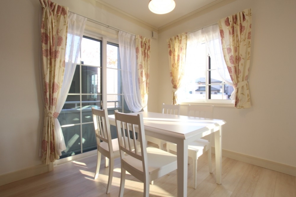 窓に格子を入れることでこんなにも見栄えが変わるんですね。