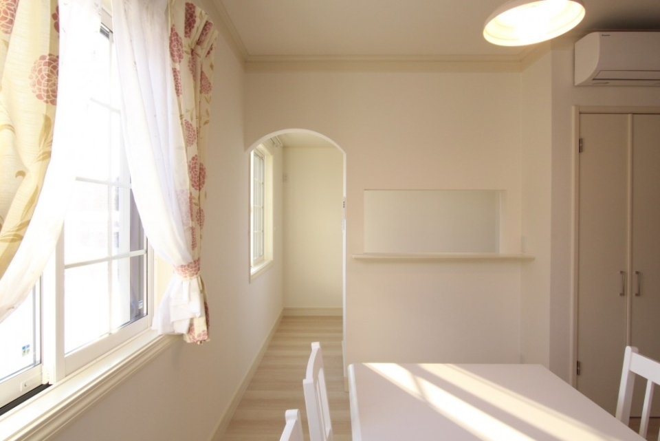 アーチを描いたキッチンの入口もGood design.