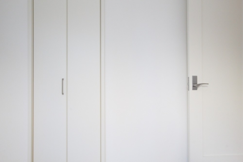 壁やフローリングもホワイトなら建具もホワイトに統一。