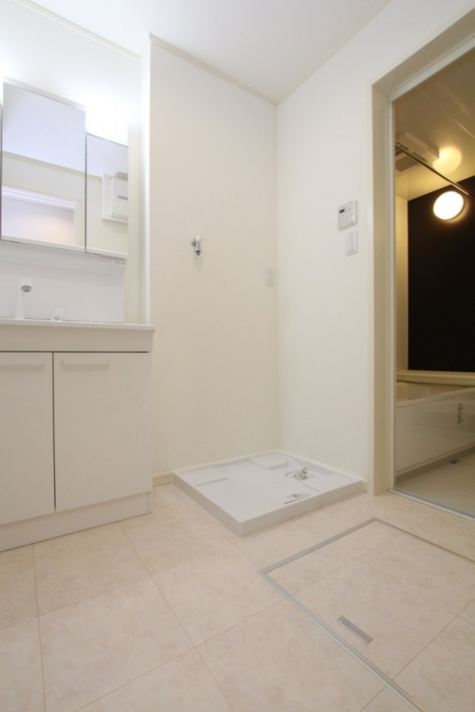 脱衣所はシンプルにまとめあげています。