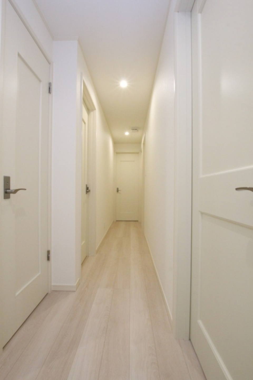 ストレートに伸びた廊下はホワイトの境地。