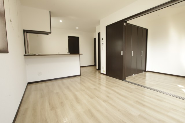 2階に11.8帖のLDKと3.4帖の洋室があります